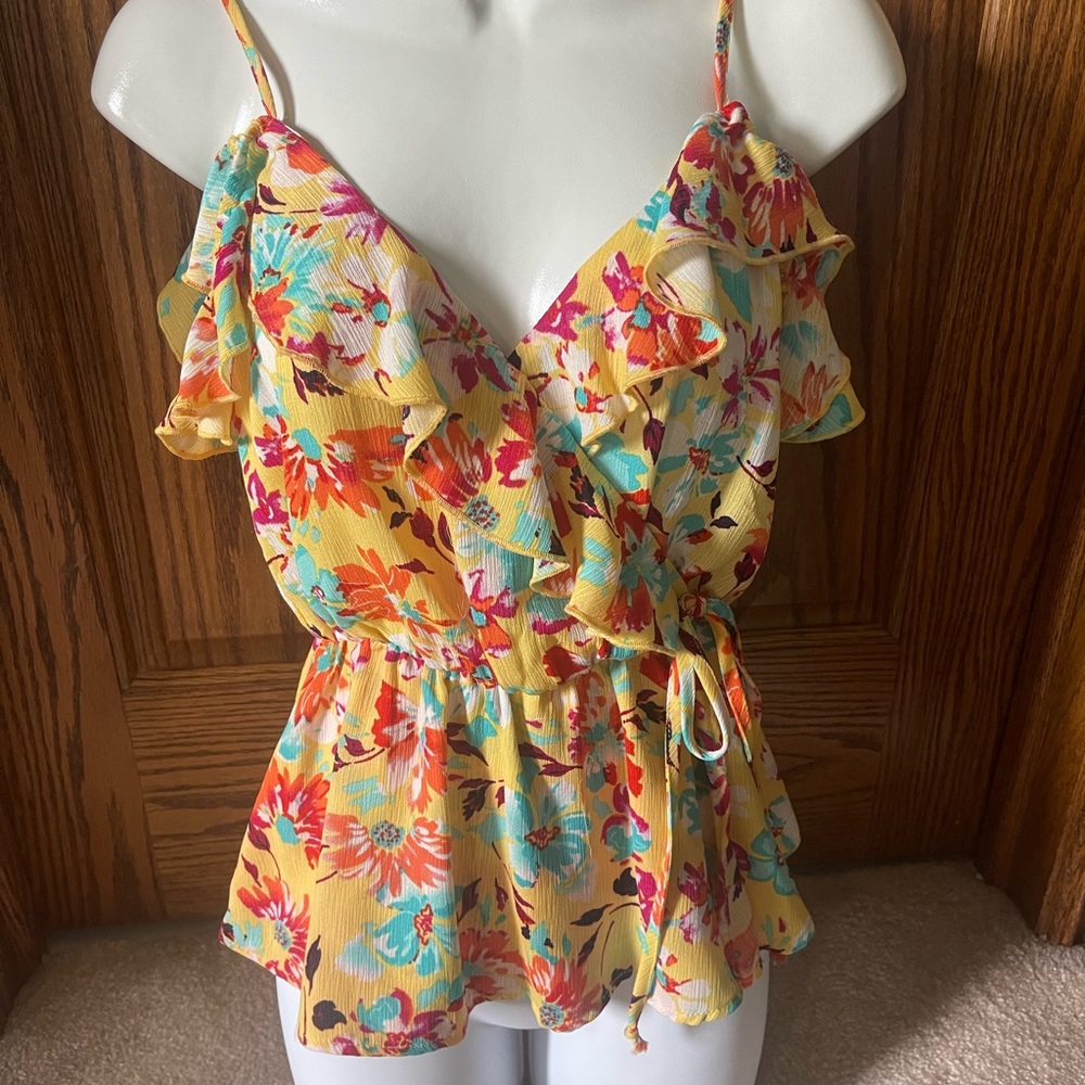 Beautiful floral Lily White top! Size XS